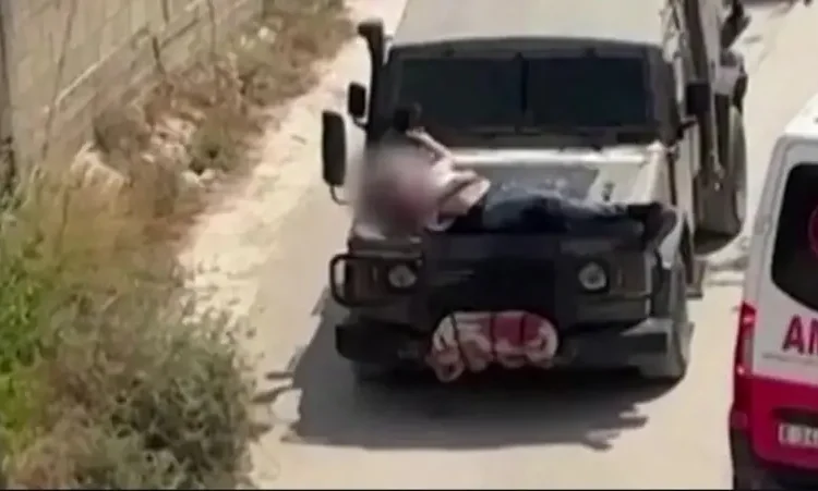 İsrail ordusu, yaralı bir Filistinliyi askeri araca bağlayıp kalkan olarak kullandı 1 İsrail ordusu, yaralı bir Filistinliyi askeri araca bağlayıp kalkan olarak kullandı