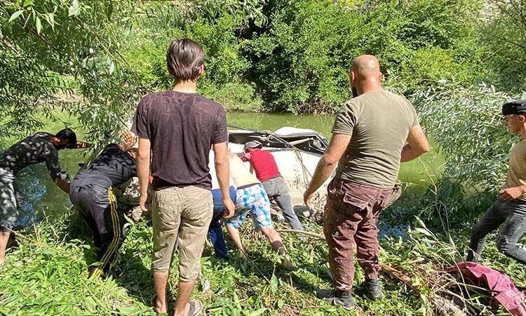 Öğrencileri taşıyan otobüs Asi nehrine düştü: En az 6 kişi hayatını kaybetti 1 Öğrencileri taşıyan otobüs Asi nehrine düştü: En az 6 kişi hayatını kaybetti