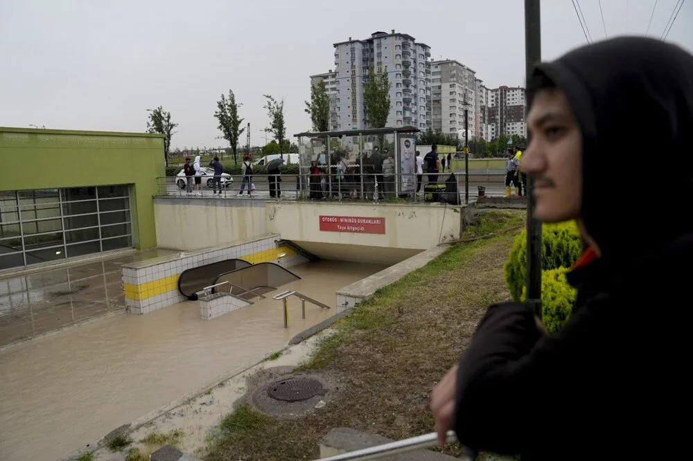 Ankara'yı sağanak vurdu: Yollar göle döndü, metroyu su bastı