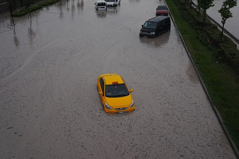 Ankara'yı sağanak vurdu: Yollar göle döndü, metroyu su bastı
