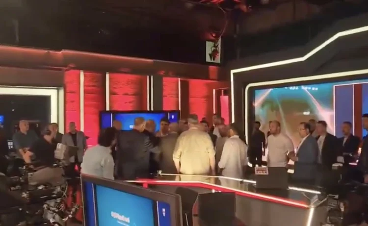 Görüntüsü ortaya çıktı: Ali Koç ve Aziz Yıldırım buluşması öncesi gerginlik yaşanmış 1 Görüntüsü ortaya çıktı: Ali Koç ve Aziz Yıldırım buluşması öncesi gerginlik yaşanmış