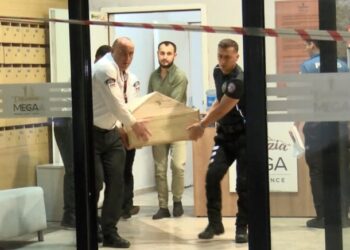 Arızalan asansörden kurtarmaya çalışılırken 30 metreden düşürdüler