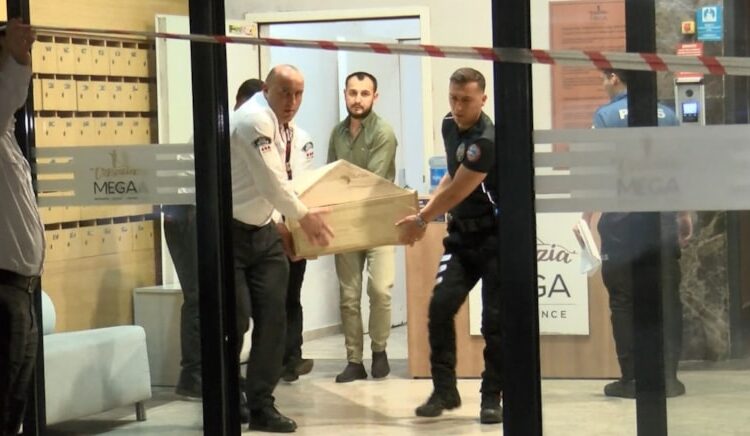 Arızalan asansörden kurtarmaya çalışılırken 30 metreden düşürdüler