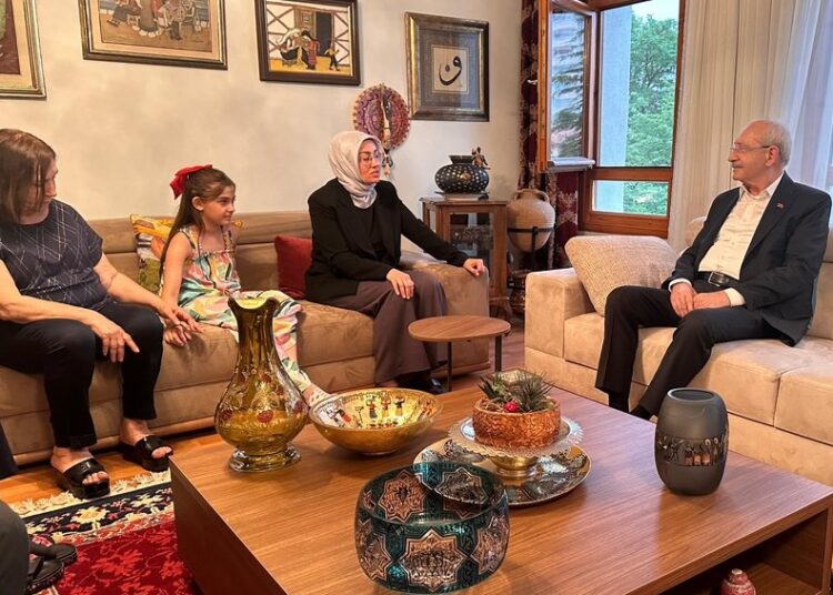 Ayşe Ateş'ten Kılıçdaroğlu'na ziyaret: 'Varsa yüreğiniz hele bir cesaret edin' 1 Ayşe Ateş’ten Kılıçdaroğlu’na ziyaret: ‘Varsa yüreğiniz hele bir cesaret edin’