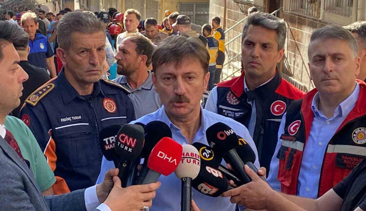 Bahçelievler Belediye Başkanı Bahadır: ‘1980 yapımı binaya 3 kat kaçak eklenmiş’ 1 Bahçelievler Belediye Başkanı Bahadır: ‘1980 yapımı binaya 3 kat kaçak eklenmiş’