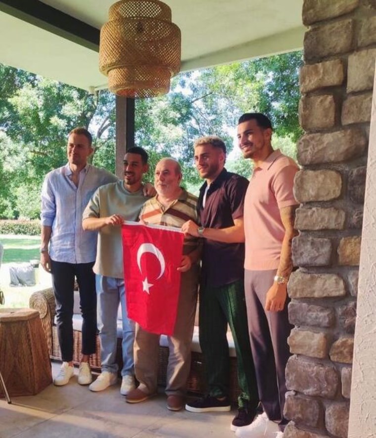 ‘Bayrak asan dayı’ Milli takım oyuncuları ile bir araya geldi 2 ‘Bayrak asan dayı’ Milli takım oyuncuları ile bir araya geldi