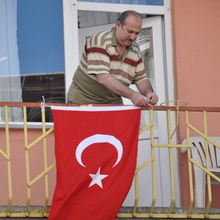 ‘Bayrak asan dayı’ Milli takım oyuncuları ile bir araya geldi 3 ‘Bayrak asan dayı’ Milli takım oyuncuları ile bir araya geldi