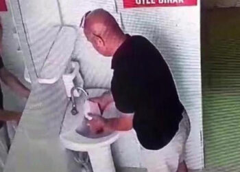 Bunu da mı görecektik? Cami tuvaletinde şok eden anlar!