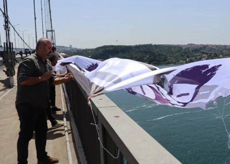 DEM Partili vekiller, Boğaziçi Köprüsü'ne pankart astı 1 DEM Partili vekiller, Boğaziçi Köprüsü’ne pankart astı