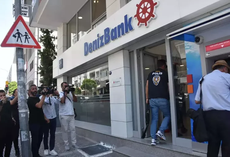 "Denizbank şube müdüründen 200 milyon liralık vurgun" iddiası: Bankada arama yapıldı 1 “Denizbank şube müdüründen 200 milyon liralık vurgun” iddiası: Bankada arama yapıldı