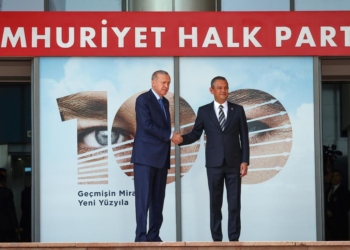 Erdoğan, 18 yıl sonra CHP’ye geldi: Özgür Özel ile görüştü