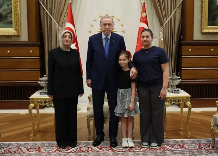 Ayşe Ateş'in Erdoğan'a hediye ettiği oklar ne anlama geliyor? 1 Ayşe Ateş’in Erdoğan’a hediye ettiği oklar ne anlama geliyor?