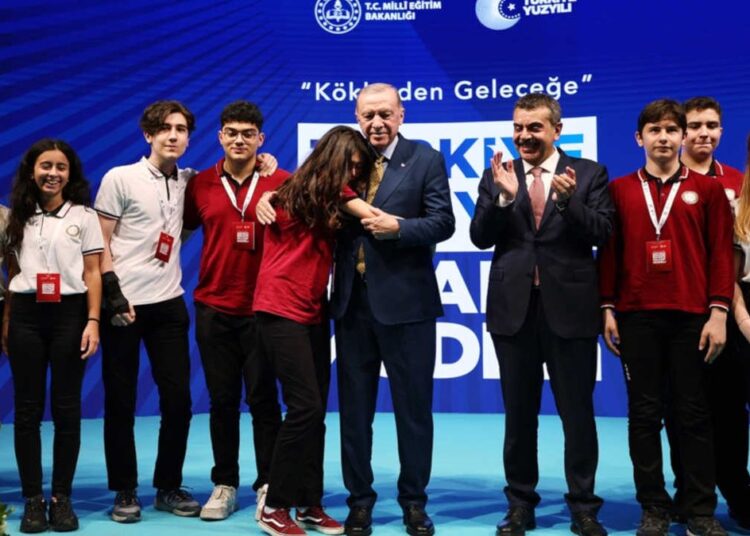 Erdoğan'a sarılan öğrenci, Nihal Candan ve Bahar Candan’ın kardeşi çıktı 1 Erdoğan’a sarılan öğrenci, Nihal Candan ve Bahar Candan’ın kardeşi çıktı