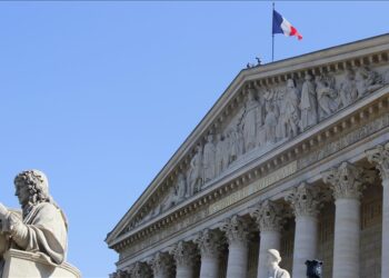 Fransa’da seçim öncesi son anket: Aşırı sağ farkı açtı