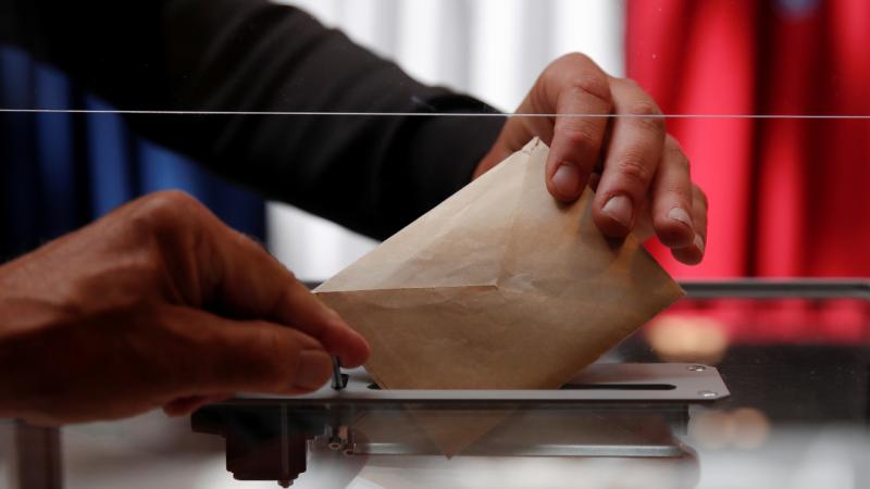 Fransa'da erken genel seçimlerin ilk turunda oy verme işlemi başladı