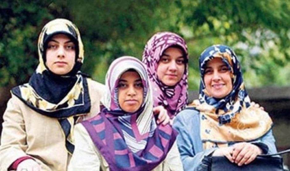 Başörtüsü eylemlerinden hapis yatan Hüda Kaya, yeniden girdiği cezaevinden tahliye edildi 3 Başörtüsü eylemlerinden hapis yatan Hüda Kaya, yeniden girdiği cezaevinden tahliye edildi