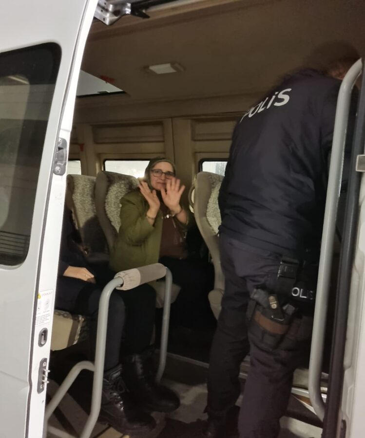 Başörtüsü eylemlerinden hapis yatan Hüda Kaya, yeniden girdiği cezaevinden tahliye edildi 2 Başörtüsü eylemlerinden hapis yatan Hüda Kaya, yeniden girdiği cezaevinden tahliye edildi