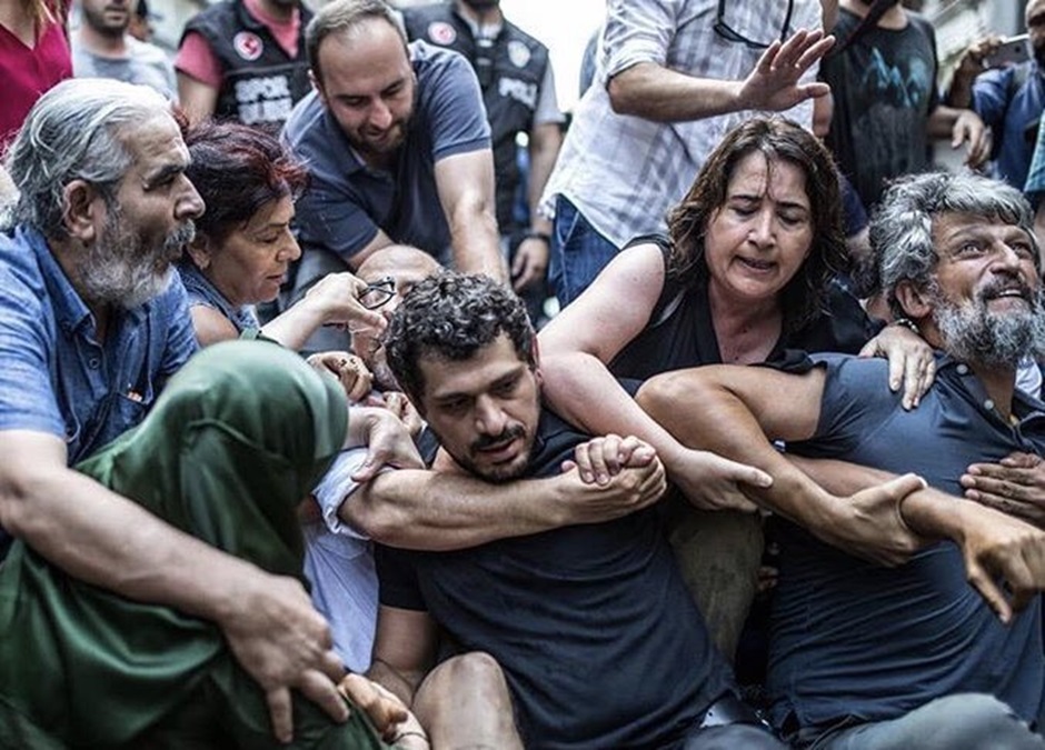 Başörtüsü eylemlerinden hapis yatan Hüda Kaya, yeniden girdiği cezaevinden tahliye edildi 6 Başörtüsü eylemlerinden hapis yatan Hüda Kaya, yeniden girdiği cezaevinden tahliye edildi