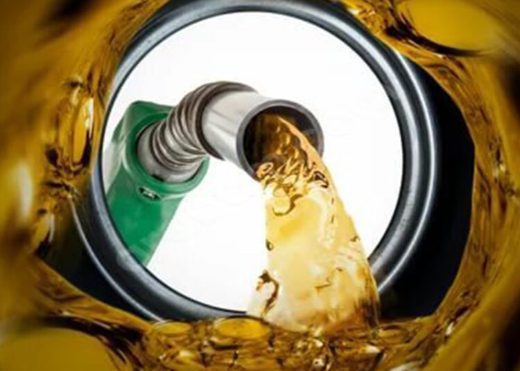 Benzin ve motorin fiyatına bu gece indirim geliyor