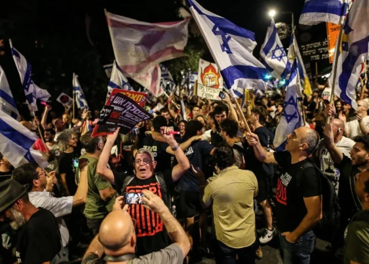 İsrail karıştı, on binlerce protestocu Netanyahu’nun istifasını istedi