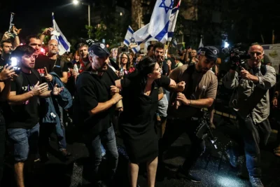 İsrail karıştı, on binlerce protestocu Netanyahu'nun istifasını istedi