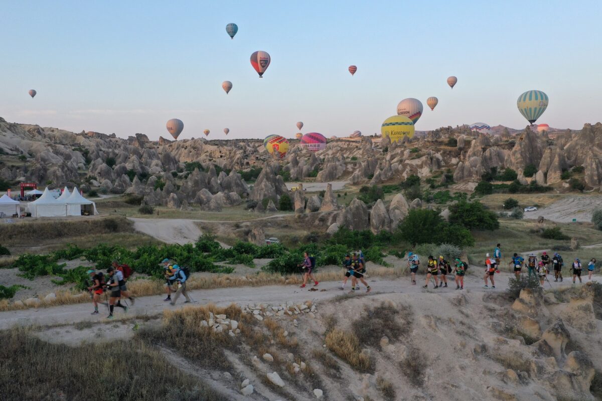 Kapadokya Çöl Maratonu'nda 30 kilometrelik koşu başladı