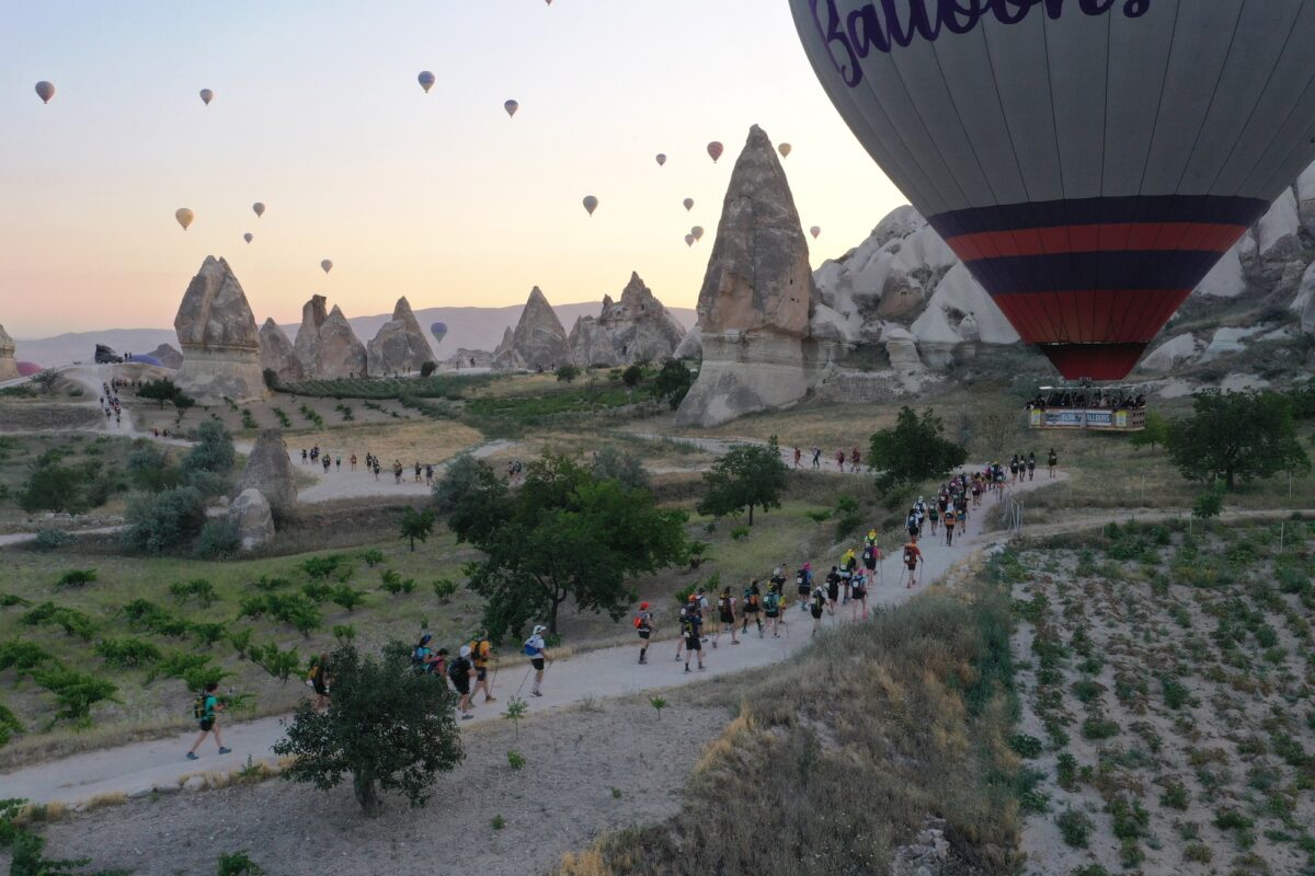 Kapadokya Çöl Maratonu'nda 30 kilometrelik koşu başladı