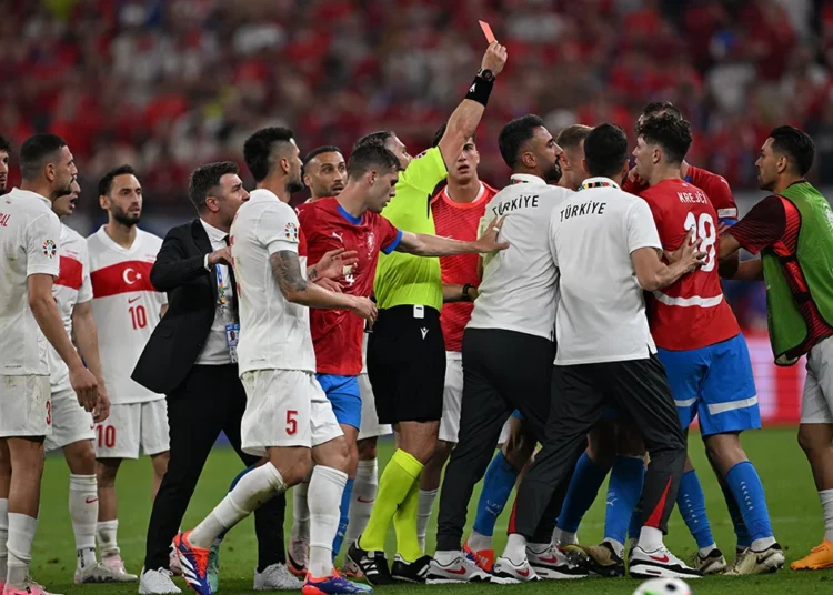 Türkiye-Çekya maçı, en çok kart çıkan karşılaşma olarak tarihe geçti 1 Türkiye-Çekya maçı, en çok kart çıkan karşılaşma olarak tarihe geçti