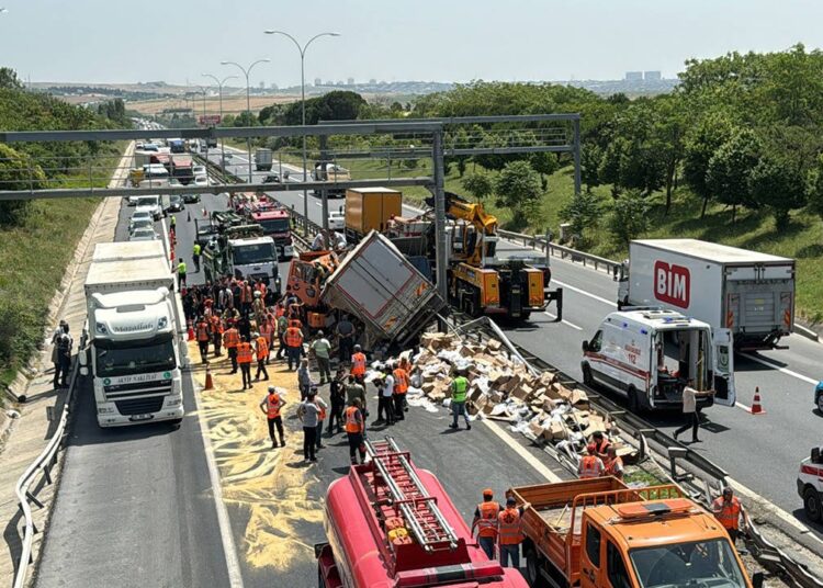 Büyükçekmece'de iki kamyon çarpıştı: Yaralılar var 1 Büyükçekmece’de iki kamyon çarpıştı: Yaralılar var