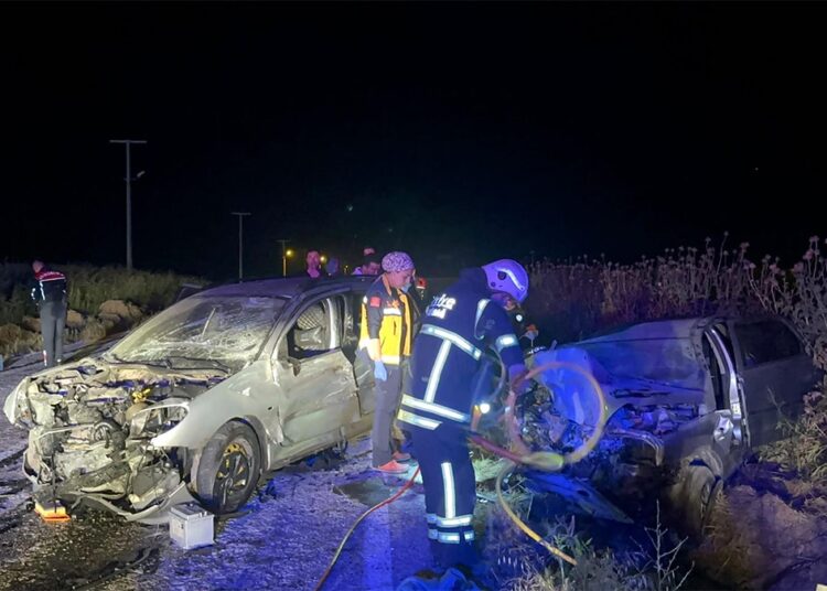 Oğlunun kullandığı aracı sollamaya çalışırken kaza yaptı: 3 ölü, 5 yaralı