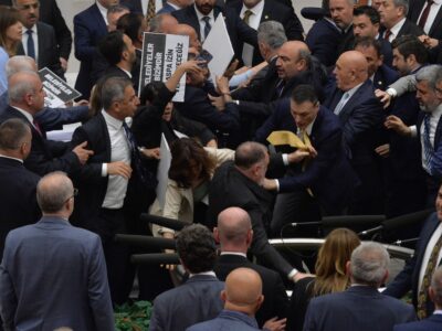 TBMM’de kavga! DEM Partili vekillerin kayyum protestosunda arbede yaşandı 3 TBMM’de kavga! DEM Partili vekillerin kayyum protestosunda arbede yaşandı
