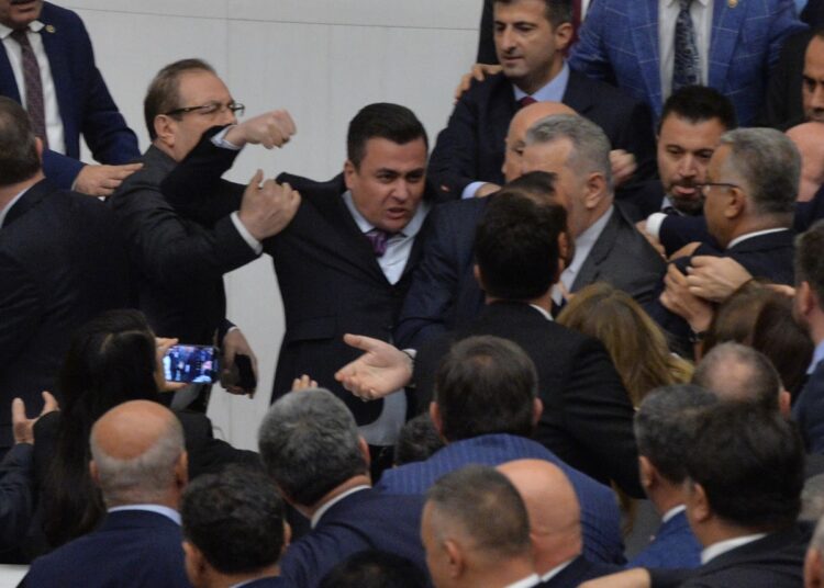 TBMM’de kavga! DEM Partili vekillerin kayyum protestosunda arbede yaşandı 1 TBMM’de kavga! DEM Partili vekillerin kayyum protestosunda arbede yaşandı