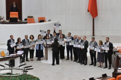 TBMM’de kavga! DEM Partili vekillerin kayyum protestosunda arbede yaşandı 2 TBMM’de kavga! DEM Partili vekillerin kayyum protestosunda arbede yaşandı