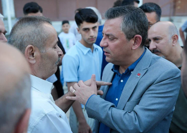 Özgür Özel'den 'Hamas' diyen kişiye tepki: "Bayram sabahı ne konuştuğunu bil!" 1 Özgür Özel’den ‘Hamas’ diyen kişiye tepki: “Bayram sabahı ne konuştuğunu bil!”