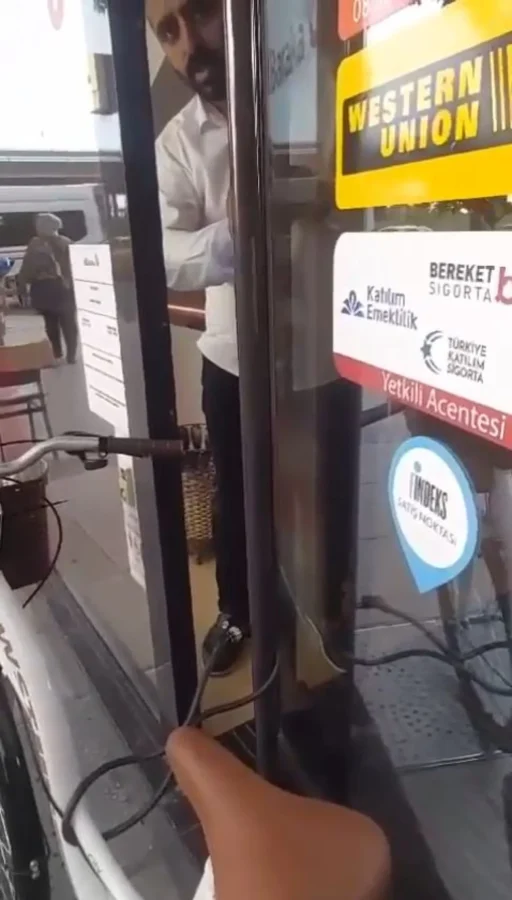 Burası Rize! Banka kapısına bisikleti kilitleyince, personel içeride mahsur kaldı