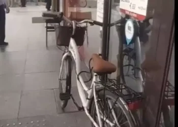 Burası Rize! Banka kapısına bisikleti kilitleyince, personel içeride mahsur kaldı