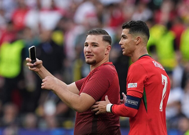 Mehmet Eren yazdı I Sahaya dal, Ronaldo ile selfie çek: Yeni nesil spor geleneği!