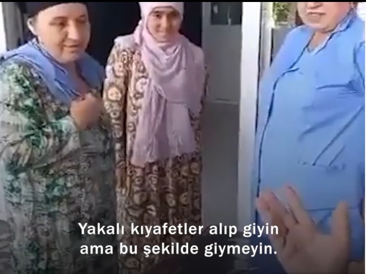 Tacikistan'da hastaneye gelen kadınların zorla başlarını açtılar 3 Tacikistan'da hastaneye gelen kadınların zorla başlarını açtılar