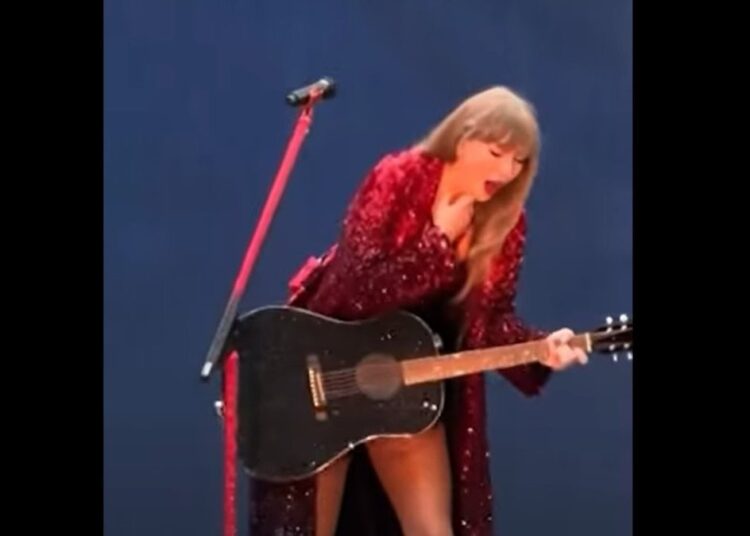 Taylor Swift sahnede böcek yuttu 1 Taylor Swift sahnede böcek yuttu
