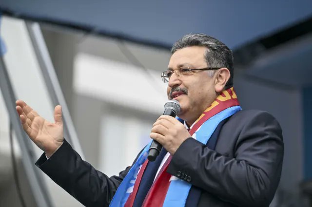 Trabzon belediye başkanından Trabzonspor'a 20 milyon liralık forma bağışı 1 Trabzon belediye başkanından Trabzonspor’a 20 milyon liralık forma bağışı