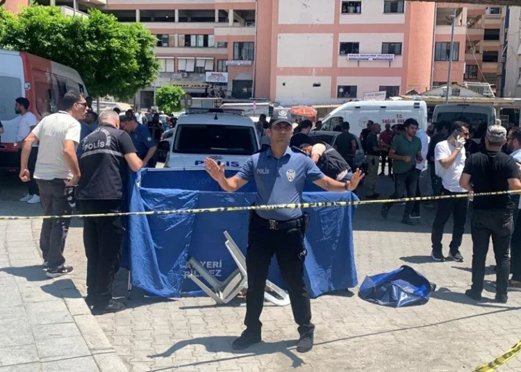 Evli olduğu kadını öldüren uzman çavuş, 3 kişiyi de yaraladı 1 Evli olduğu kadını öldüren uzman çavuş, 3 kişiyi de yaraladı