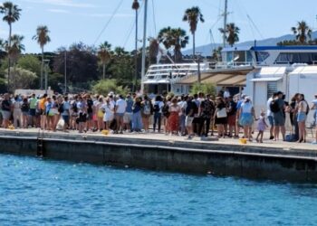 Kapıda vize uygulaması çöktü, Türk turistler Rodos’a gidemedi