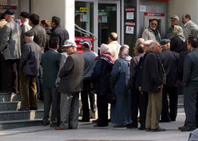 Her 10 yaşlıdan 4’ü geçinemiyor 1 TBMM’den geçti: En düşük emekli maaşı belli oldu