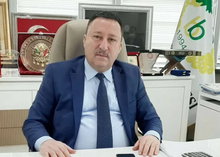 Rüşvet suçlamasıyla tutuklanan AKP'li Beyoğlu tahliye edildi 1 Her sabah Erdoğan’ın fotoğrafına bakarak işe başlayan eski AK Partili başkanının evine baskın