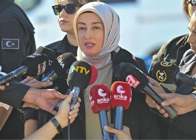 Mahkemeden Ateş ailesinin avukatını dışarı çıkarmayan polisler hakkında suç duyurusu 1 Mahkemeden Ateş ailesinin avukatını dışarı çıkarmayan polisler hakkında suç duyurusu