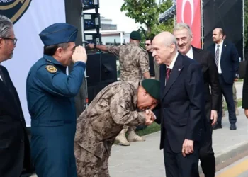 Bahçeli’nin elini öpen komutan hakkında bakanlıktan ilk açıklama geldi 5 Bahçeli’nin elini öpen komutan hakkında bakanlıktan ilk açıklama geldi