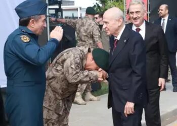 CHP’den Özel Harekat Başkanına el öpme tepkisi: Bu ülke daha çok 15 Temmuz’lar yaşamaya gebe