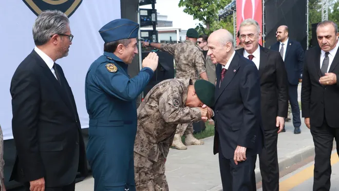 Aslı Güney yazdı l Ya TSK mensupları da Özel’in elini öperse! 1 Bahçeli, Gölbaşı Özel Harekat’ı ziyaret etti