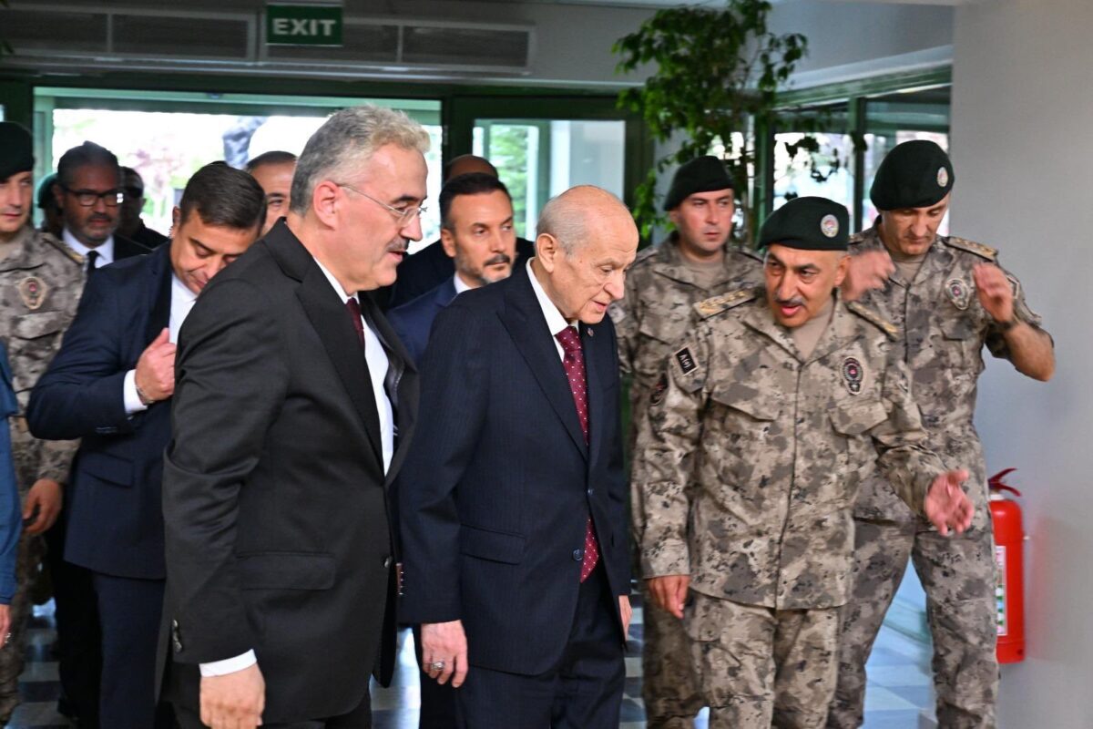 Emniyet Müdürü Bahçeli'nin elini öptü, Erdoğan'ın sözleri tekrar gündem oldu 3 Emniyet Müdürü Bahçeli'nin elini öptü, Erdoğan'ın sözleri tekrar gündem oldu