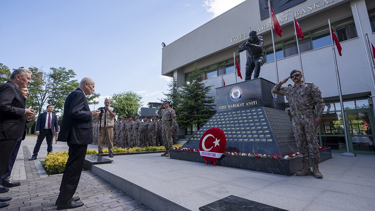 Emniyet Müdürü Bahçeli'nin elini öptü, Erdoğan'ın sözleri tekrar gündem oldu 2 Emniyet Müdürü Bahçeli'nin elini öptü, Erdoğan'ın sözleri tekrar gündem oldu